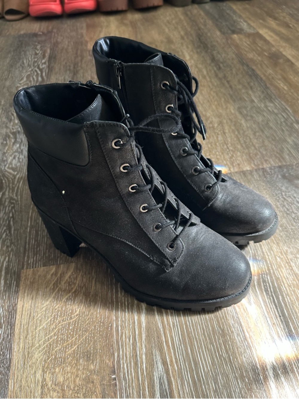 Additionelle Heeled Boots - Picture 2 of 5